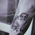 Фото татуировки с НЛО - пришельцами 02.07.2020 №133 -UFO tattoo- tatufoto.com