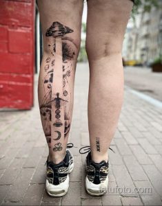 Фото татуировки на ноге: НЛО, планеты, луна, звезды и другие космические элементы, выполненные в черно-белой гамме в стиле графики.