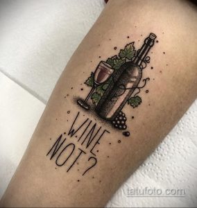 Фото тату: рисунок бутылки вина и бокала с надписью "WINE NOT?". Стильный и юмористический дизайн на руке.
