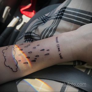 Фото тату: Небольшая татуировка облака с радугой и надписью 'get well soon' на руке. Милый и трогательный эскиз тату.