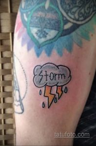 Фото тату: Небольшая татуировка облака с молниями и надписью 'Storm' на руке. Минималистичный дизайн, символизирующий силу и бурю.