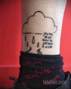 Татуировка на ноге с изображением облака, капель дождя и надписи 'You will never know the soft touch of a cloud'.