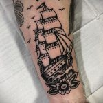 Фото татуировки с кораблем 07.07.2020 №003 -ship tattoo- tatufoto.com