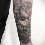 Фото татуировки с кораблем 07.07.2020 №017 -ship tattoo- tatufoto.com