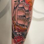 Фото татуировки с кораблем 07.07.2020 №024 -ship tattoo- tatufoto.com
