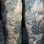 Фото татуировки с кораблем 07.07.2020 №033 -ship tattoo- tatufoto.com