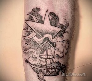 Фото тату бумажного кораблика и парусника, выполненного в технике dotwork на ноге. Изображение включает множество точек, создающих эффект затенения.