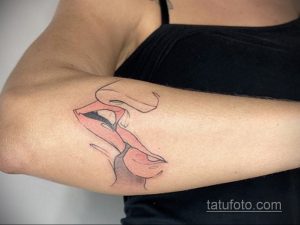 Фото татуировки с поцелуем 06.07.2020 №004 -kiss tattoo- tatufoto.com