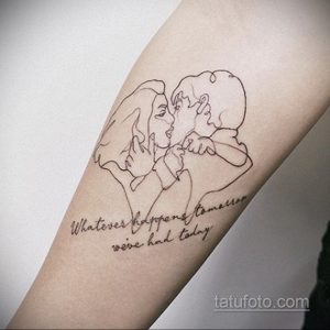 Фото тату: нежная татуировка в стиле line art, изображающая обнимающуюся пару, с надписью "Whatever happens tomorrow we've had today", на руке.