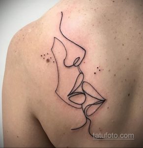 Фото тату в стиле line art с изображением губ и части лица. Черно-белый рисунок татуировки на плече, выполненный одной непрерывной линией.