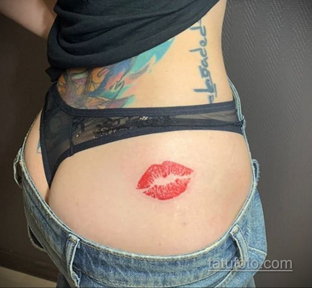 Фото татуировки с поцелуем 06.07.2020 №054 -kiss tattoo- tatufoto.com