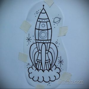 Эскиз татуировки с изображением ракеты в стиле олдскул. Черные контуры, яркие цвета, звезды и облака.