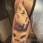 Фото тату Game Boy на руке. Черно-белый рисунок с элементами пиксель-арта и детальной проработкой. Идеально для поклонников ретро-игр.