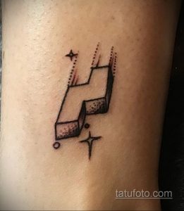 Черно-белое фото тату, изображающее стилизованную лестницу с точками и крестиками, расположенную на предплечье.