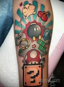Цветная татуировка на предплечье с изображением персонажей из игры Super Mario. Яркий и ностальгический дизайн для поклонников игр Nintendo.