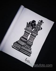 Черно-белый эскиз татуировки с изображением шахматных фигур - короля и королевы, выполненный в детализированной технике. Идеально для любителей шахмат и стратегического мышления.