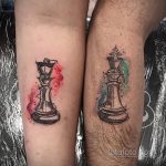 Фото парных тату шахматных фигур в акварельном стиле. Яркие брызги краски и плавные переходы цветов.