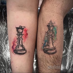 Фото парных тату шахматных фигур в акварельном стиле. Яркие брызги краски и плавные переходы цветов.