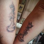Фото парных тату шахматных фигур (король и королева) в стиле минимализм. Тонкие линии и лаконичный дизайн.
