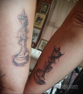 Фото парных тату шахматных фигур (король и королева) в стиле минимализм. Тонкие линии и лаконичный дизайн.