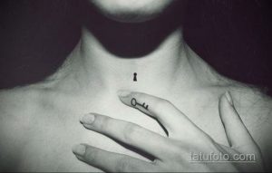 Черно-белое фото тату на шее. Изображены ключ и замочная скважина, символизирующие тайну и открытие.
