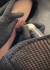 Фото тату Папочки с Длинной Шеей 24.08.2020 №004 -Daddy Long Ne tattoo- tatufoto.com