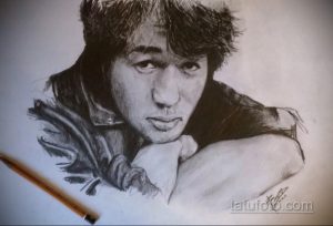 Черно-белый эскиз портрета Виктора Цоя, выполненный карандашом на бумаге. Детализированное изображение лица и волос музыканта.