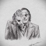 Черно-белый эскиз татуировки Джокера, изображающего две стороны его личности, выполненный в графическом стиле с использованием штриховки.