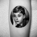 Фото тату с Одри Хепберн 10.08.2020 №009 -Audrey Hepburn tattoo- tatufoto.com