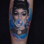 Фото тату с Одри Хепберн 10.08.2020 №014 -Audrey Hepburn tattoo- tatufoto.com