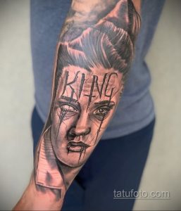 Фото тату: большая татуировка Элвиса Пресли на руке с надписью 'King'. Реалистичный портрет и стилизованный текст.