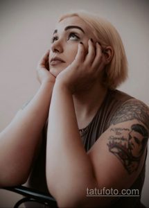 Фото тату: татуировка на плече с изображением Элвиса Пресли и надписью 'Return to Sender'. Сочетание портрета и текста.