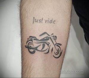Фото татуировки мотоцикла с надписью "Just ride", выполненной на руке. Лаконичный и мотивирующий рисунок для байкеров.