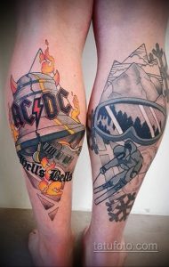 Фото тату: яркая татуировка на обеих ногах, изображающая логотип AC/DC с гитарой и горнолыжника на фоне гор. Эскиз тату для любителей музыки и спорта.