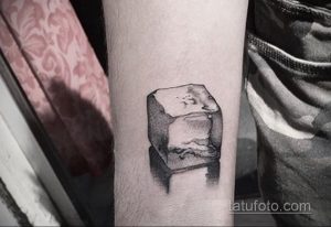 Фото минималистичной татуировки с изображением кубика льда. Простой и стильный рисунок татуировки на руке.