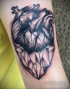 Фото тату сердца, заключенного в кристалл, выполненного в технике blackwork. Эскиз татуировки на предплечье.