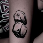 Фото тату головы обезьяны, выполненной в технике blackwork. Простой и лаконичный рисунок татуировки на руке.