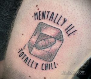 Фото тату кубика льда с надписью 'Mentally Ill, Totally Chill' на руке. Минималистичный рисунок татуировки в черных тонах.