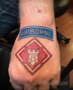 Фото тату на стопе: небольшое изображение парашюта с надписью "AIRBORNE". Простой и лаконичный дизайн для поклонников десантных войск.