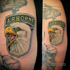 Фото тату на руке с изображением головы орла с надписью 'AIRBORNE' и вертолетом на фоне. Цветной рисунок татуировки выполнен в реалистичном стиле.