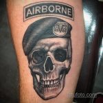 Фото тату черепа в берете с надписью 'AIRBORNE' на предплечье. Черно-серая реалистичная татуировка с высокой детализацией.
