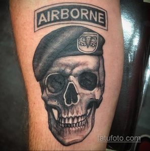 Фото тату черепа в берете с надписью 'AIRBORNE' на предплечье. Черно-серая реалистичная татуировка с высокой детализацией.