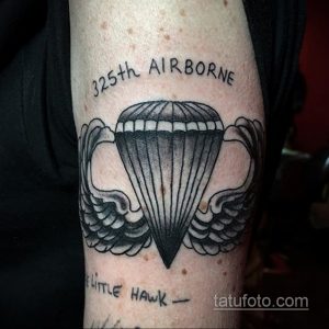 Фото тату парашюта с надписью '325th AIRBORNE' и 'LITTLE HAWK' на руке. Черно-белый рисунок татуировки в стиле олд скул.