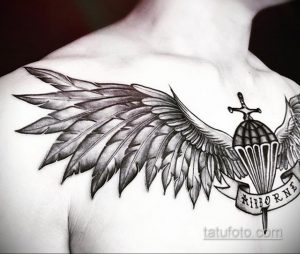 Фото тату на груди и плече с изображением крыльев и парашюта с надписью "AIRBORNE". Черно-белый рисунок татуировки.