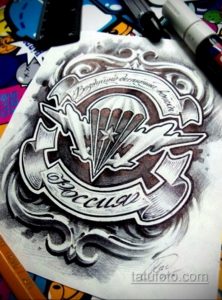 Черно-белый эскиз татуировки с изображением парашютиста и надписью 'Россия'. Детализированный рисунок для вдохновения и создания уникального дизайна.