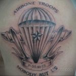 Фото тату на руке с изображением раскрытого парашюта и надписи 'Airborne Troops'. Татуировка выполнена в черно-серых тонах.