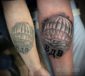 Фото двух татуировок на предплечьях, изображающих самолет, выпускающий парашют, и надпись 'ВДВ'. Одна татуировка выполнена в цвете, другая - в черно-белом варианте.