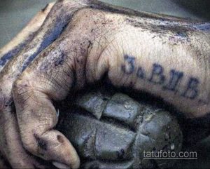 Простая черно-серая татуировка на руке с надписью 'За ВДВ'. Рука выглядит рабочей, с грязью и царапинами.