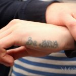Фото минималистичной татуировки надписью 'За ВДВ' на запястье, выполненной черными чернилами. Простой рисунок татуировки.