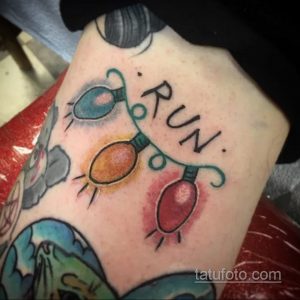 Фото тату на руке, изображающее стартовые огни драг-рейсинга и надпись "RUN". Яркие цвета и динамичный рисунок.